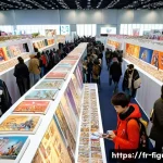 피규어와 수집 문화의 사회적 영향 - A vibrant scene at a large French collectible figurine convention in Paris, showcasing diverse passi...
